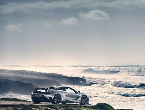 Der McLaren und das Meer