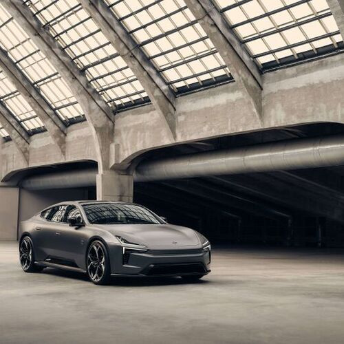 Performance und Pr&auml;senz: Alexander Skarsg&aring;rd trifft auf den Polestar 5