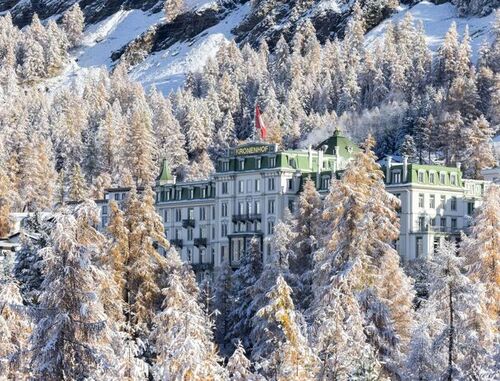 Hotel Kronenhof: Grand hotel with a view of the Alps