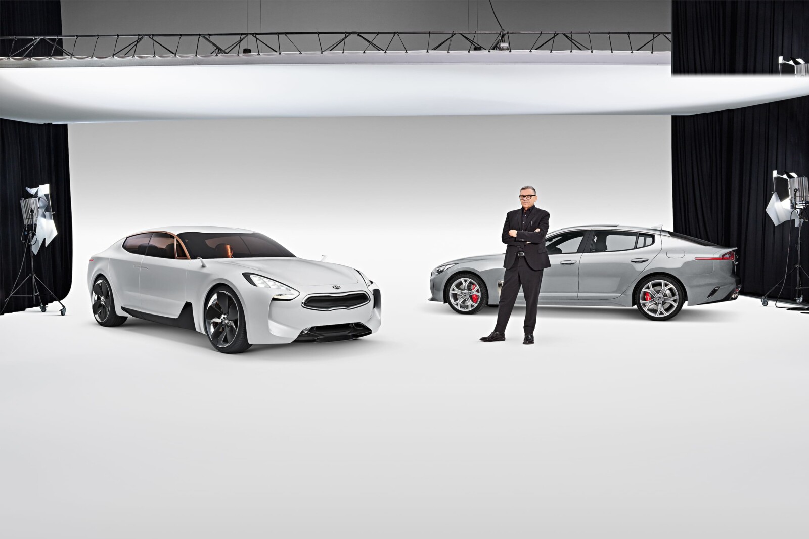 Herzensprojekt: Die Arbeit am Kia Stinger (rechts) begann mit dem Kia GT Concept (links) in 2011. Mit seinem Transaxle-Antriebskonzept und dem Fastback-Design war es ein sehr untypisches Versprechen der koreanischen Marke, das 2017 schließlich eingelöst wurde.