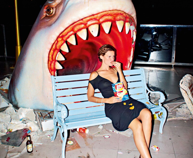 »Dieses Foto entstand 2013 in Bangkok auf einer Südostasienreise. Den Hai hatte ich schon von einem Boot aus gesehen, wir sind dann hin, ich hatte vorher noch Chips gekauft, um das Thema Essen im doppelten Sinne unterzubringen.«