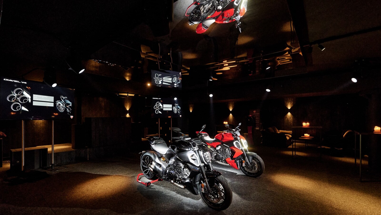 At the Ducati Design Night in New York, the Italian manufacturer presented the invited guests with the Diavel V4, one of the most eagerly awaited new models of this season - and paid special attention to the design of a motorbike family that has become a real style icon over the years. The location in the city that never sleeps: Moonlight Studios.