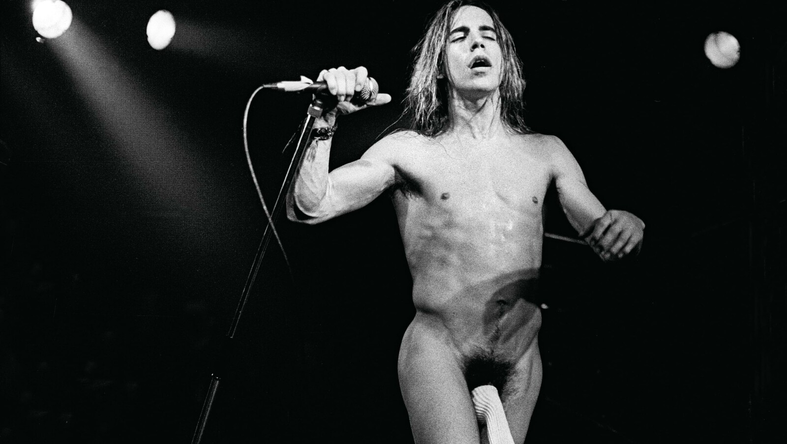 Anthony Kiedis invented the sock look in 1983. Five years later, the Red Hot Chili Peppers performed in Eindhoven. At the end of that tour, guitarist Hillel Slovak died of an overdose, and Kiedis, who was also addicted, decided to get clean. Paul Bergen: “You’re often rewarded if you can make it all the way through a show. During the encore, the Chili Peppers stood naked on stage with only socks covering their genitals. Proof that as a photographer you should never leave until it’s over.”